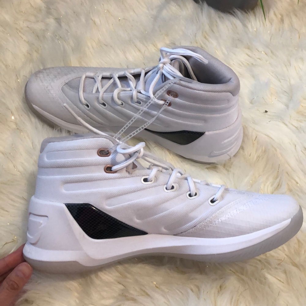 UNDER ARMOUR CURRY SIGNATURE 3  YOUTH SIZE 7 WHITE